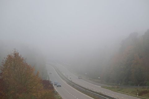 Am Wochenende herrscht vielfach Nebel. (Archivbild) Foto: Marijan Murat/dpa