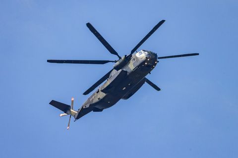 Ein Transporthubschrauber der Bundeswehr in der Luft. Spezialisierte Einheiten absolvieren bis 30. Oktober eine Übung mit Nachtf