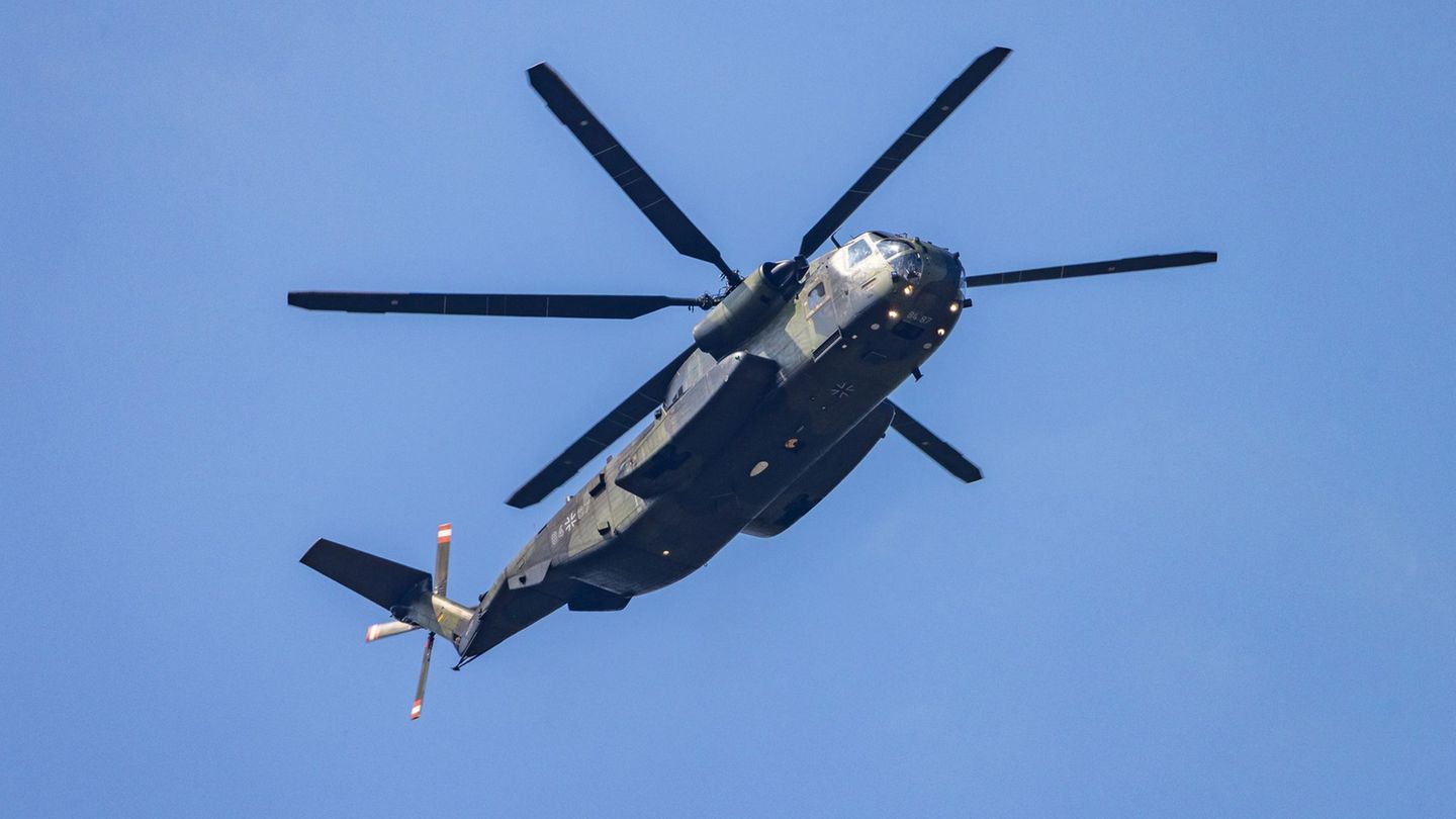 Ein Transporthubschrauber der Bundeswehr in der Luft. Spezialisierte Einheiten absolvieren bis 30. Oktober eine Übung mit Nachtf