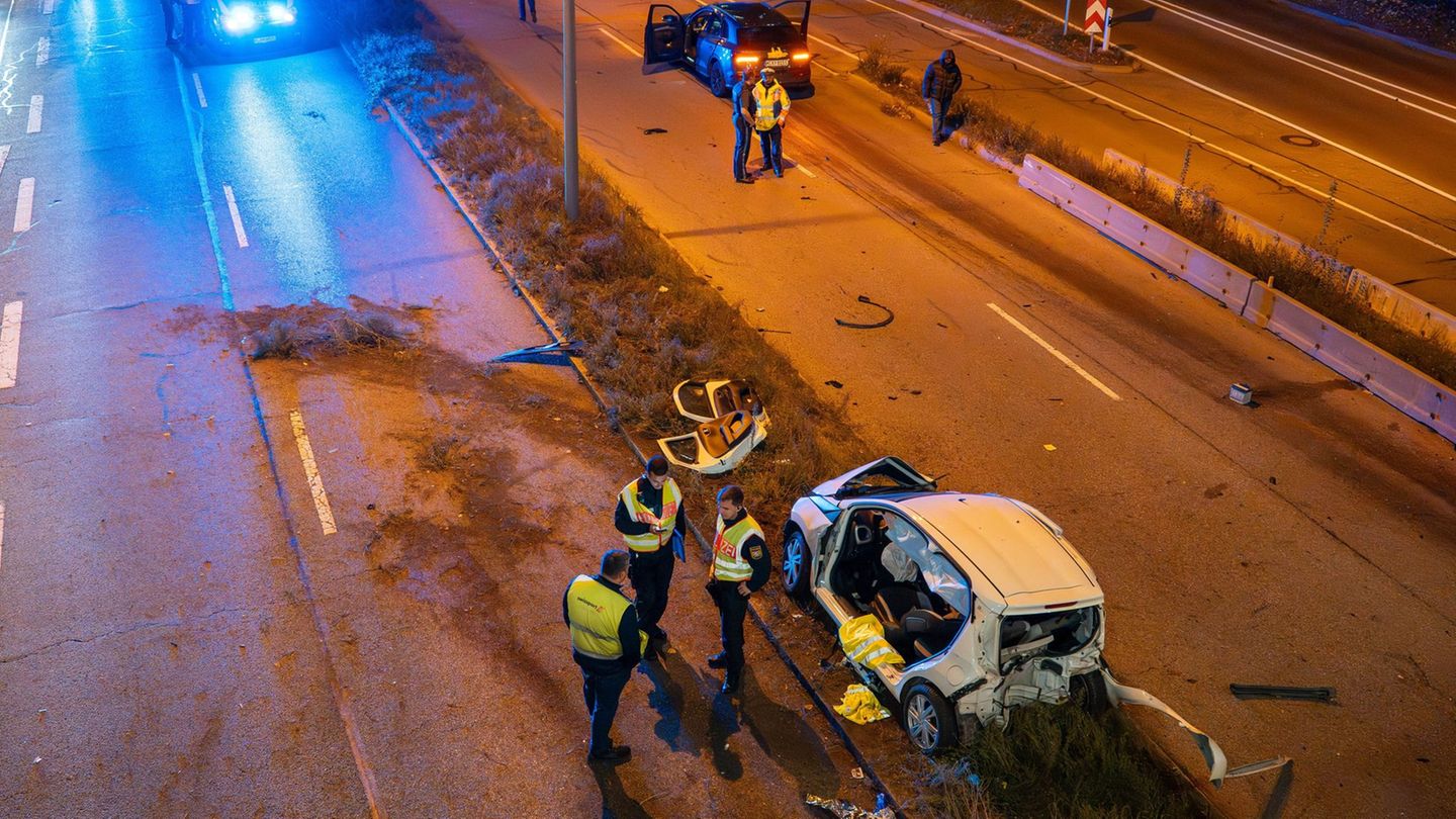 Verkehr-Unfall-mit-drei-Autos-und-mehreren-Verletzten-in-M-nchen