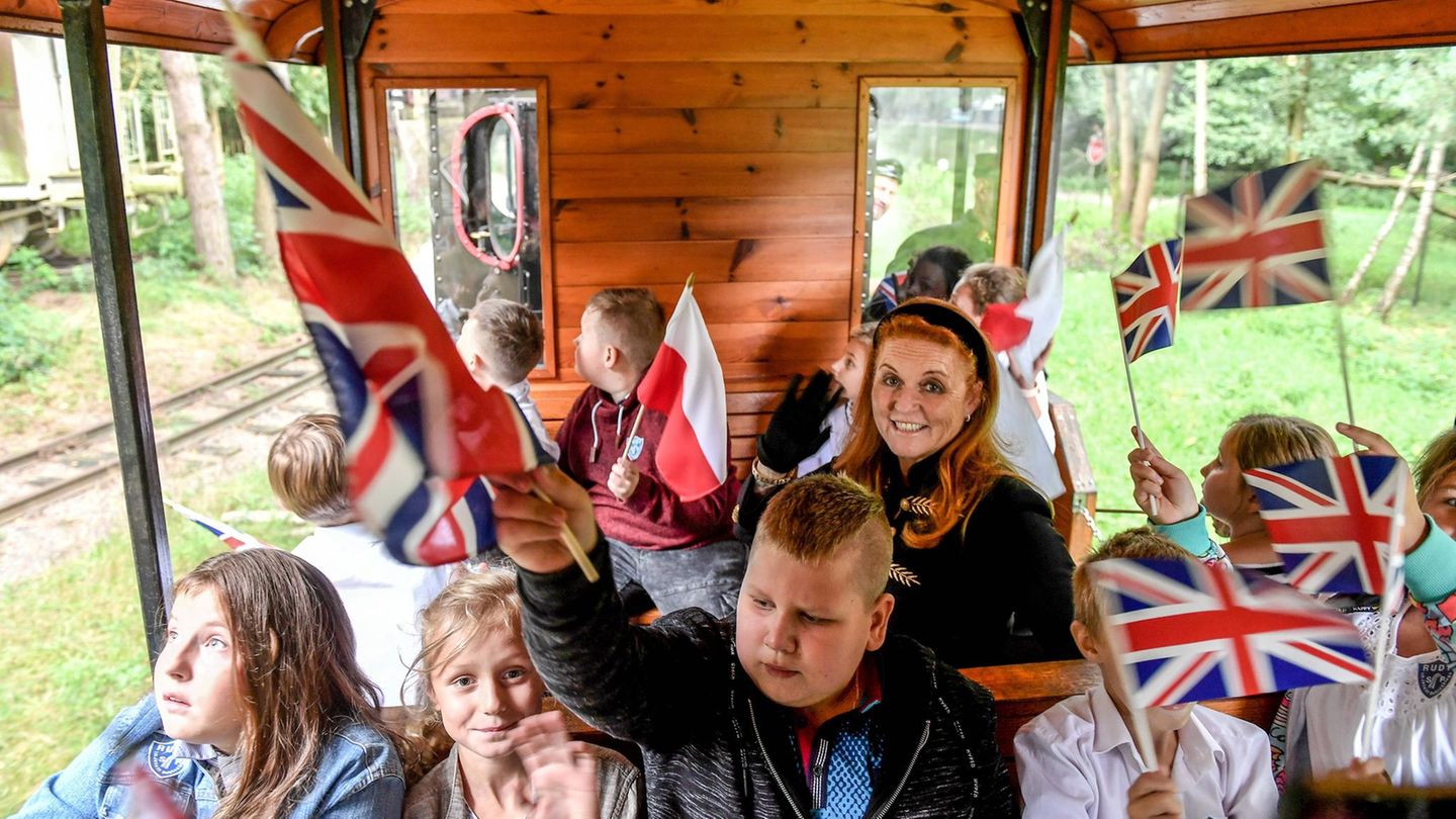 Sarah Ferguson sitzt mit Kindern in einem historischen Zug