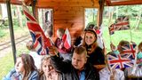 Sarah Ferguson sitzt mit Kindern in einem historischen Zug