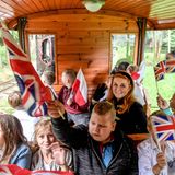 Sarah Ferguson sitzt mit Kindern in einem historischen Zug