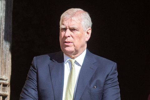 Prinz Andrew schaut in die Ferne