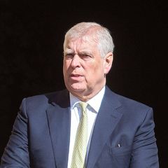 Prinz Andrew schaut in die Ferne