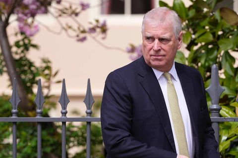 Prinz Andrew schaut in die Ferne