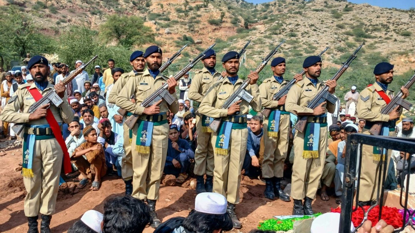 Pakistanische Soldaten bei einer Beerdigung