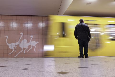 Ob Zugangssperren die U-Bahn in Berlin sicherer machen würde, gilt als umstritten. (Symbolfoto) Foto: Jörg Carstensen/dpa