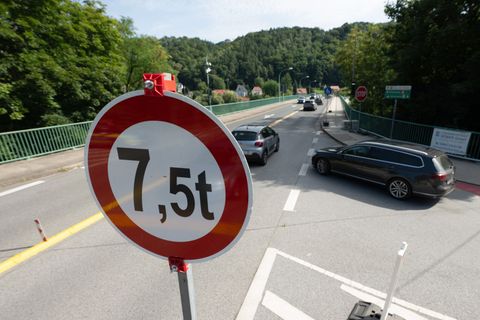 Nachdem die Elbbrücke wieder für Verkehr bis 7,5 Tonnen freigegeben ist, schlagen Experten nun wegen der vorgelagerten Gleisquer