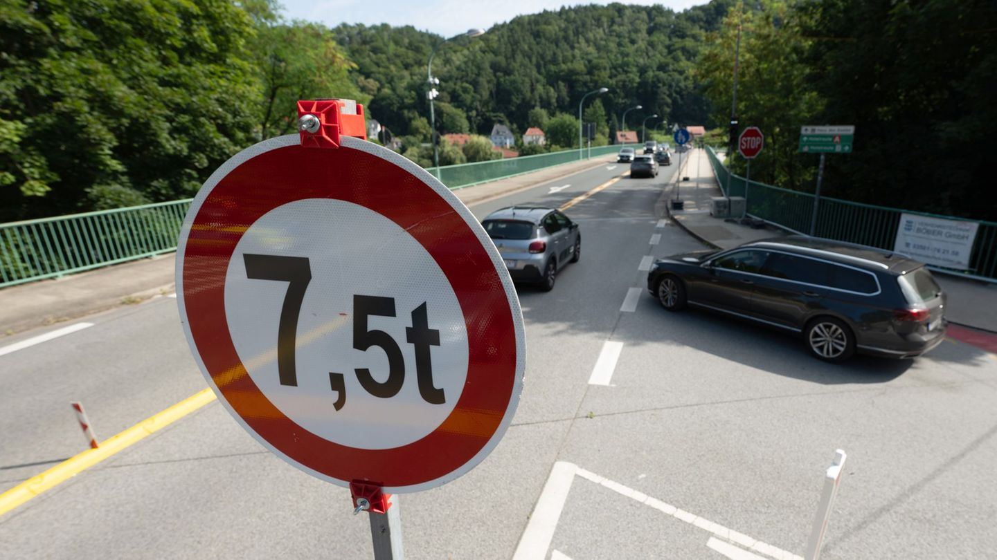 Nachdem die Elbbrücke wieder für Verkehr bis 7,5 Tonnen freigegeben ist, schlagen Experten nun wegen der vorgelagerten Gleisquer