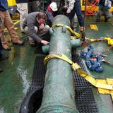 Eine Kanone des britischen Schiffs "Victory" liegt auf dem Deck eines Forschungsschiffes