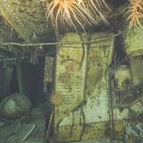 Archäologie unter Wasser: Ein Raum im Wrack des deutschen Kriegschiffs "Kormoran" mit Inschriften an den Stahlwänden