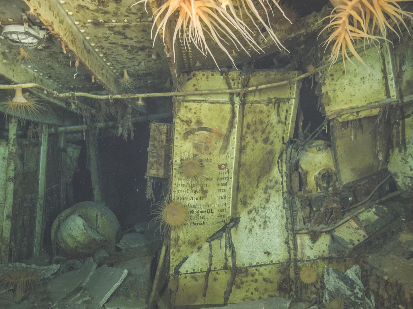 Archäologie unter Wasser: Ein Raum im Wrack des deutschen Kriegschiffs "Kormoran" mit Inschriften an den Stahlwänden