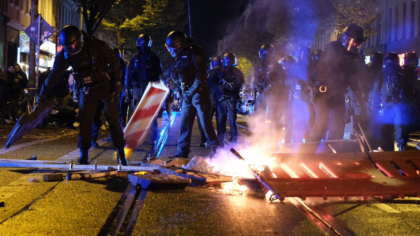 Gefährlicher Eingriff in den Verkehr, Landfriedensbruch – die Polizei ermittelt nach der Krawallnacht im Leipziger Osten. Foto: