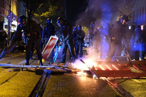 Gefährlicher Eingriff in den Verkehr, Landfriedensbruch – die Polizei ermittelt nach der Krawallnacht im Leipziger Osten. Foto: