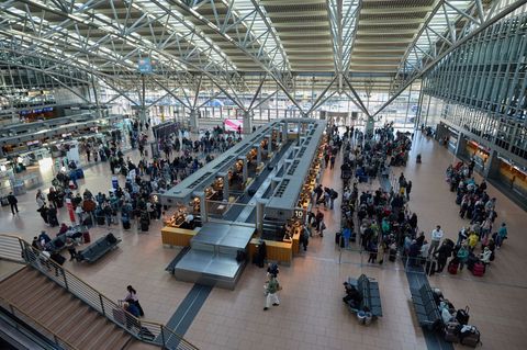 Am Flughafen herrschte reger Betrieb. Foto: Georg Wendt/dpa
