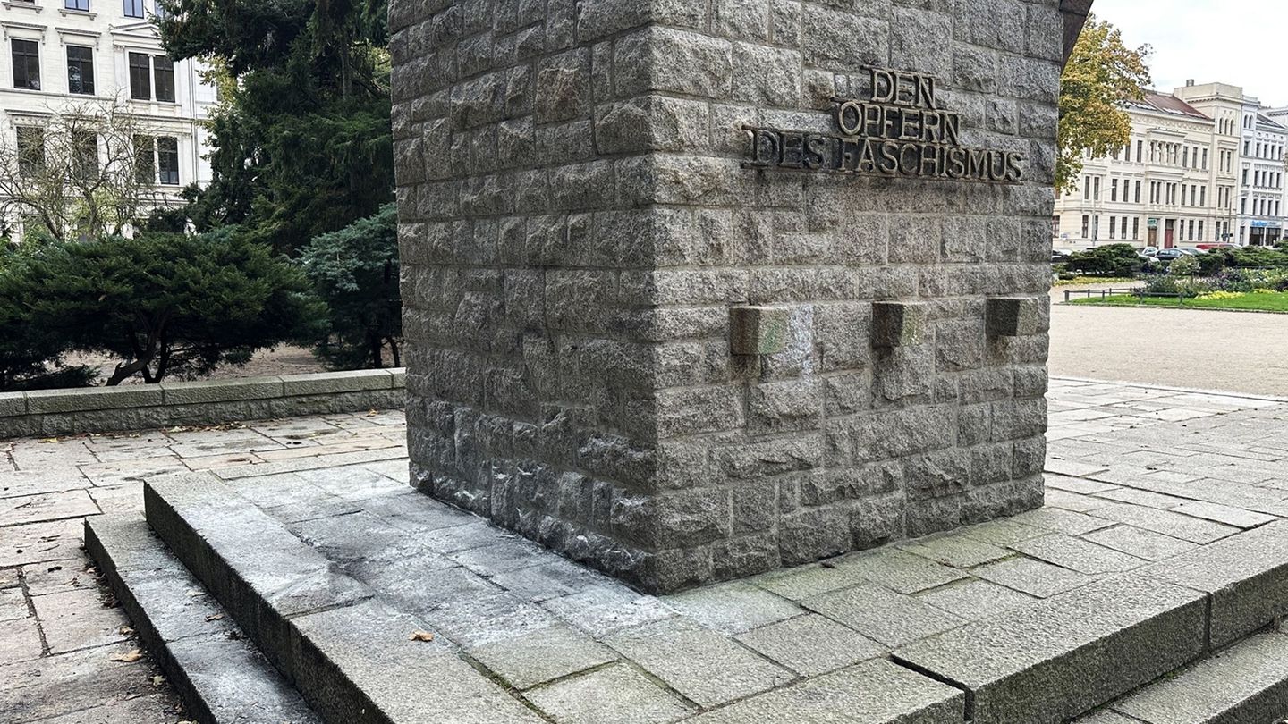 Asche und Brandspuren sind am Denkmal für die Opfer des Faschismus in Görlitz zu sehen, nachdem unbekannte Täter Bücher verbrann
