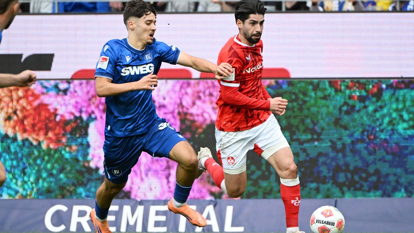 Der 1. FC Kaiserslautern um Semih Sahin (r) hat das Derby gegen den Karlsruher SC um Rafael Pinto Pedrosa (l) für sich entschied