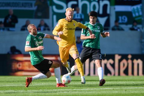 Preußen Münster (grün) und Dynamo Dresden (gelb) lieferten sich einen offenen Schlagabtausch. Foto: Bernd Thissen/dpa