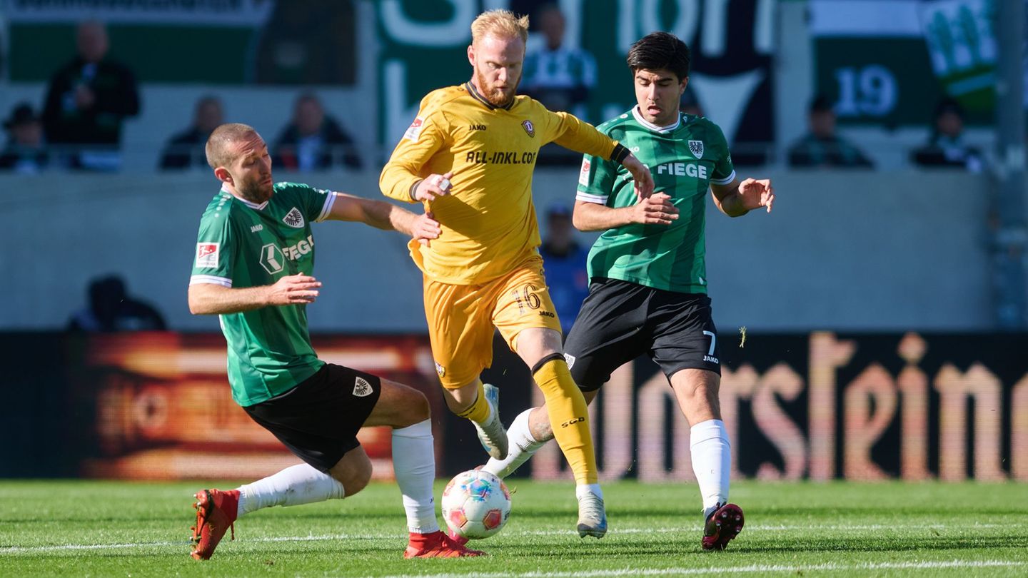 Preußen Münster (grün) und Dynamo Dresden (gelb) lieferten sich einen offenen Schlagabtausch. Foto: Bernd Thissen/dpa