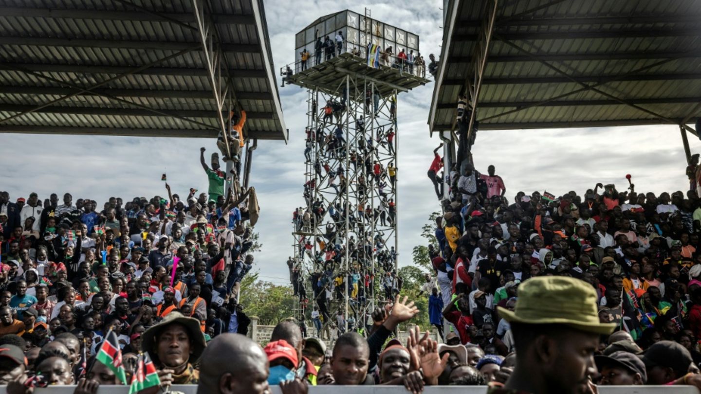 Trauernde im Stadion in Kisumu