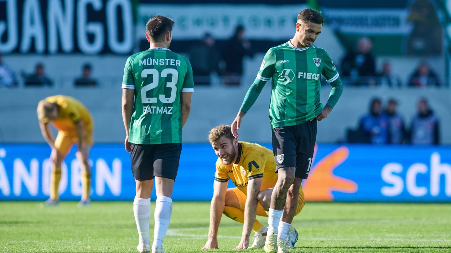 Die Spieler von Dynamo Dresden um Lars Bünning wirkten nach dem Schlusspfiff beim 2:2 gegen Preußen Münster enttäuscht. Foto: Be