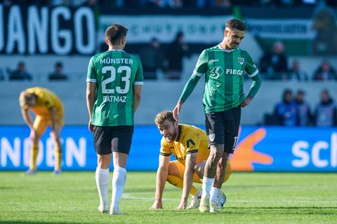 Die Spieler von Dynamo Dresden um Lars Bünning wirkten nach dem Schlusspfiff beim 2:2 gegen Preußen Münster enttäuscht. Foto: Be