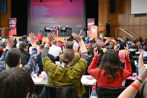 Hände schütteln statt Beifall klatschen: Der Landesverband gibt sich achtsam. Foto: Bernd Weißbrod/dpa