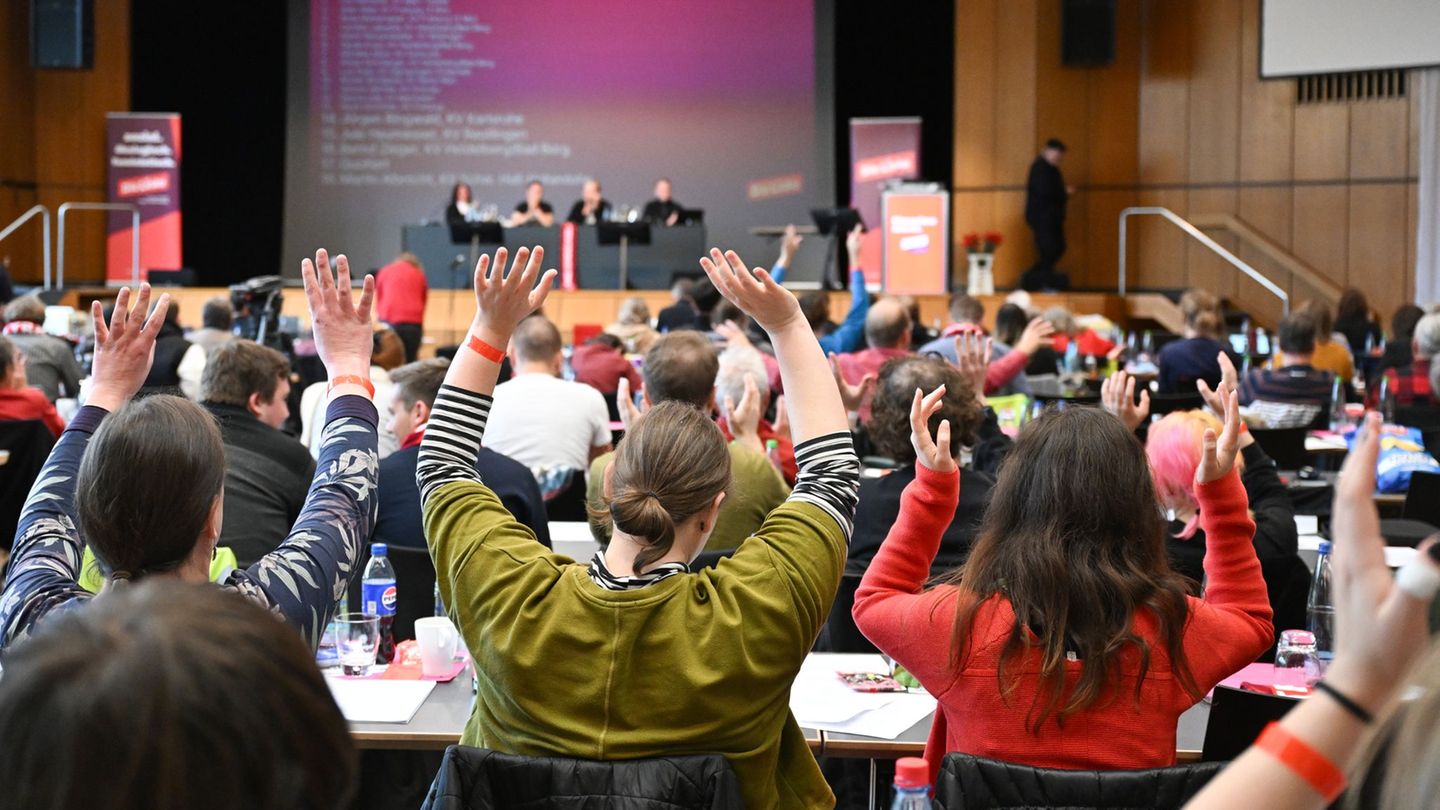 Hände schütteln statt Beifall klatschen: Der Landesverband gibt sich achtsam. Foto: Bernd Weißbrod/dpa
