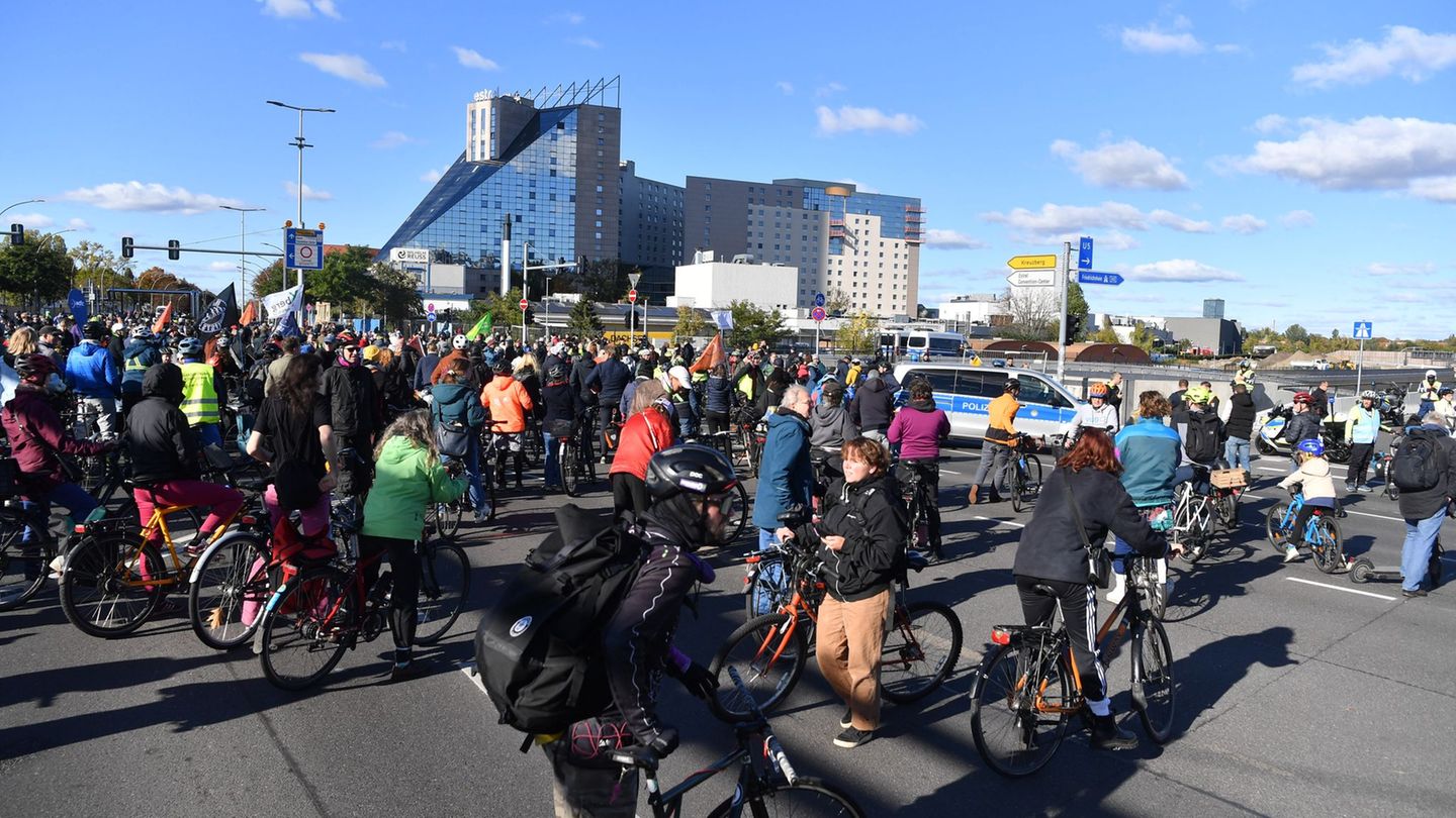 Mehrere hundert Menschen nahmen zu Fuß oder mit dem Rad an einer Demonstration gegen den Ausbau der Autobahn 100 teil. Foto: Pau