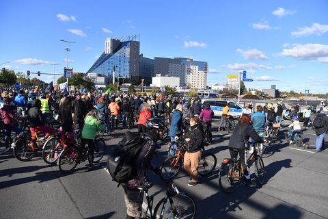 Mehrere hundert Menschen nahmen zu Fuß oder mit dem Rad an einer Demonstration gegen den Ausbau der Autobahn 100 teil. Foto: Pau