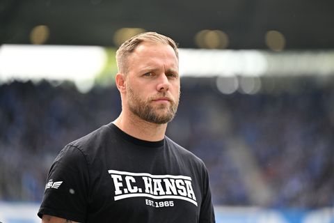 Hansas Coach Daniel Brinkmann darf nach dem deutlichen Sieg gegen Wiesbaden durchatmen. (Archivbild) Foto: Swen Pförtner/dpa