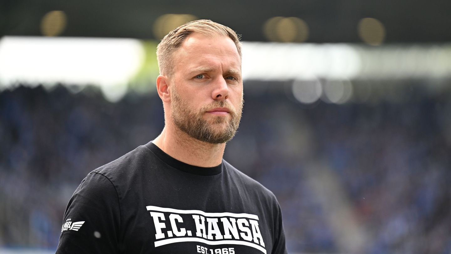 Hansas Coach Daniel Brinkmann darf nach dem deutlichen Sieg gegen Wiesbaden durchatmen. (Archivbild) Foto: Swen Pförtner/dpa