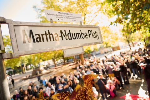 Bei einem Festakt ist das Straßenschild enthüllt worden - der Platz ist nun nach Martha Ndumbe benannt. Foto: Annette Riedl/dpa