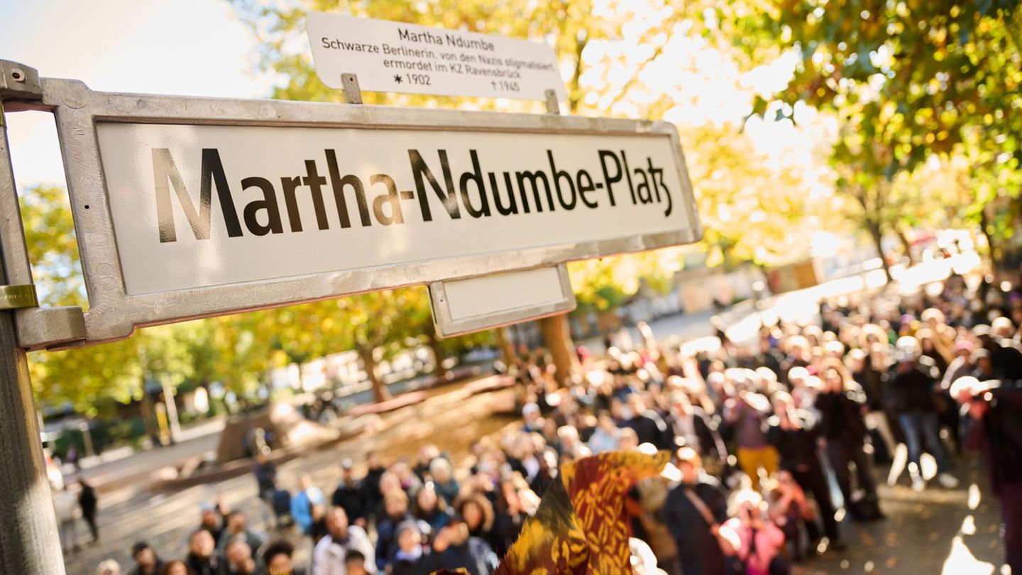 Bei einem Festakt ist das Straßenschild enthüllt worden - der Platz ist nun nach Martha Ndumbe benannt. Foto: Annette Riedl/dpa