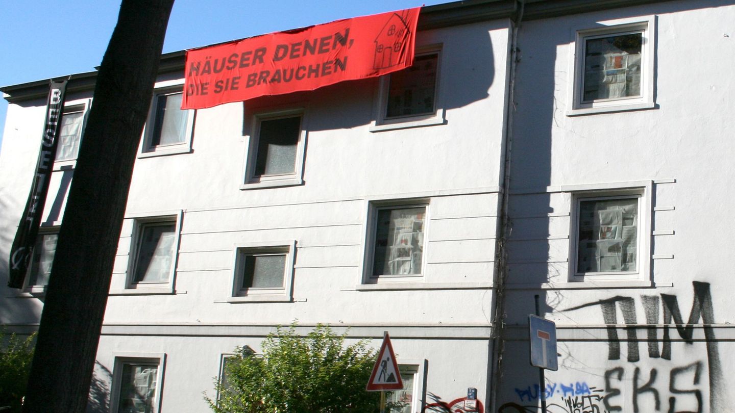 Mehr als 75 Personen haben ein leerstehendes Haus in Bremen besetzt. Foto: Kai Moorschlatt/dpa