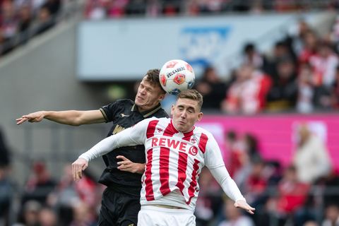Kölns Isak Johannesson (r) und Augsburgs Robin Fellhauer kämpfen um den Ball. Foto: Marius Becker/dpa