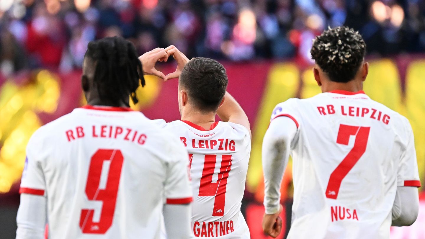 Christoph Baumgartner (RB Leipzig, M) jubelt nach seinem Treffer zum 1:0. Foto: Jennifer Brückner/dpa