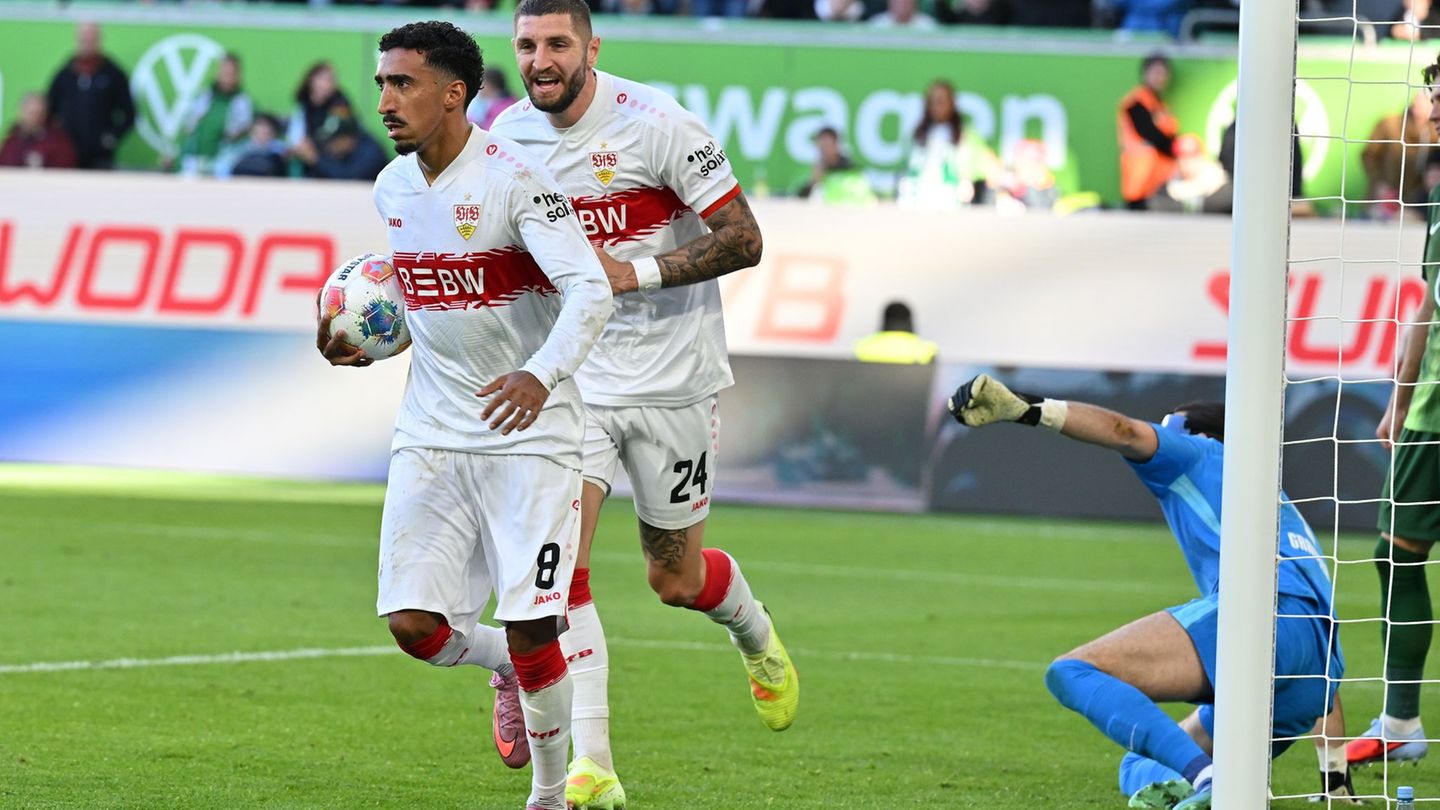 Kein Jubel nach dem Tor aus Respekt vor seinem Ex-Club: Stuttgarts Tiago Tomas (l) nach dem 1:0 gegen den VfL Wolfsburg Foto: Sw