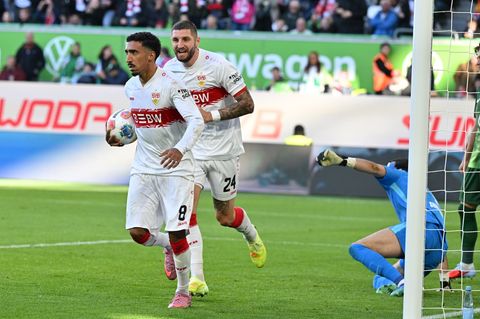 Kein Jubel nach dem Tor aus Respekt vor seinem Ex-Club: Stuttgarts Tiago Tomas (l) nach dem 1:0 gegen den VfL Wolfsburg Foto: Sw