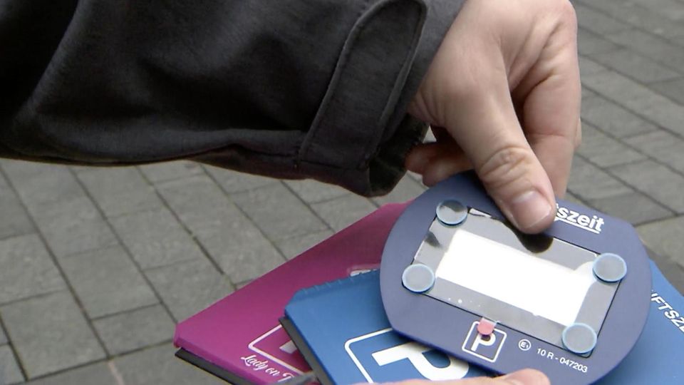Elektronische Parkscheiben im Trend – doch nicht überall sind sie erlaubt Verschiedene Parkscheiben
