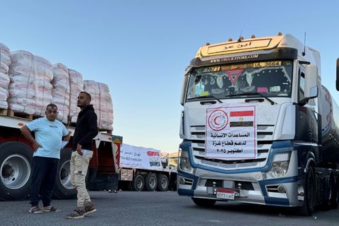 Lastwagen mit Hilfsgütern warten vor Rafah