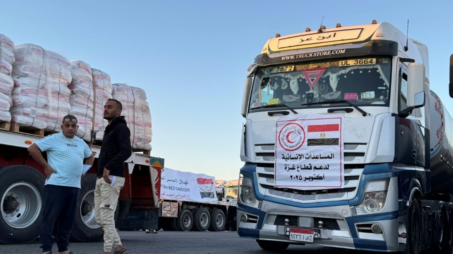 Lastwagen mit Hilfsgütern warten vor Rafah