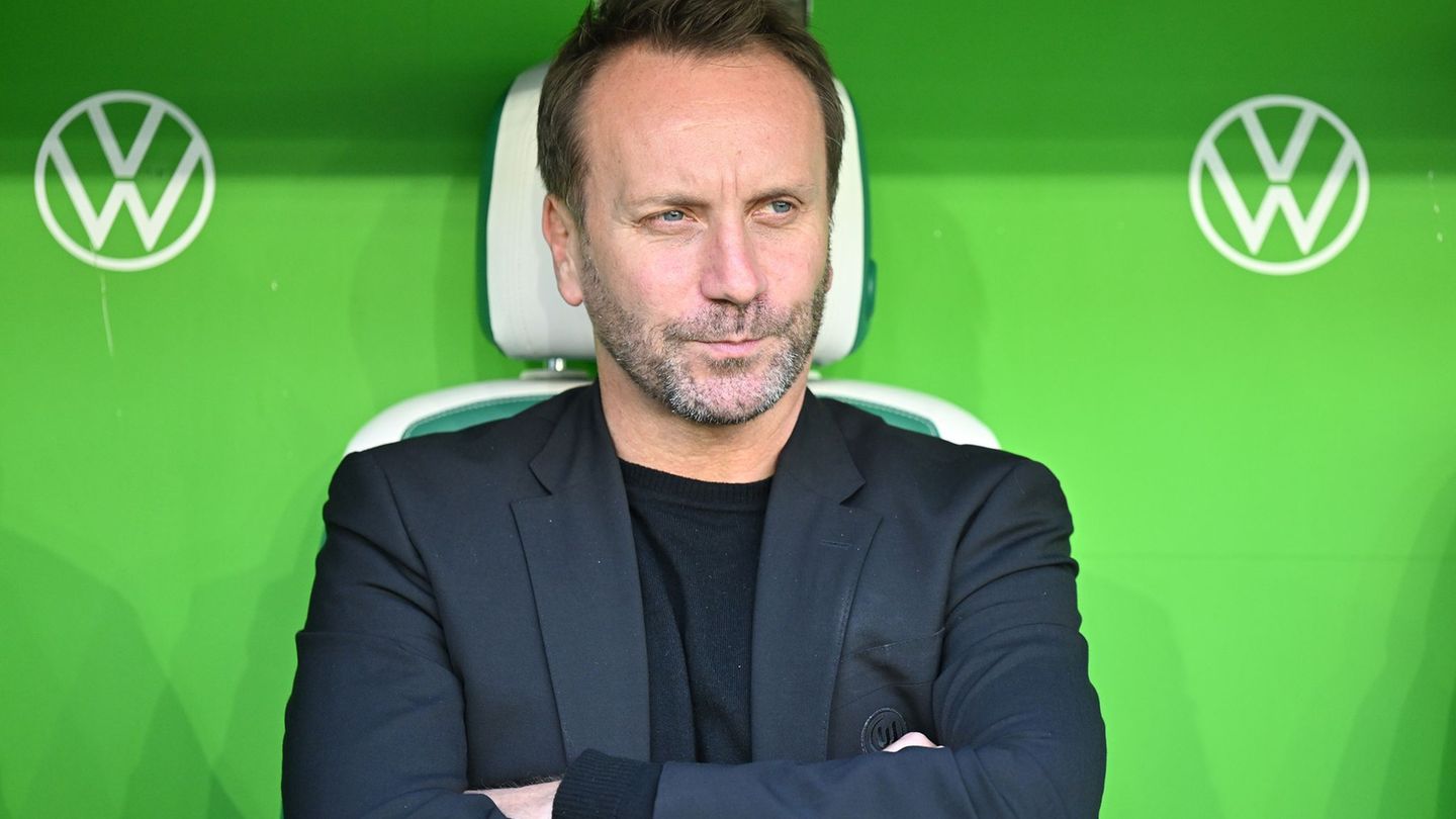 Muss viel nachdenken: VfL Wolfsburgs Sportchef Sebastian Schindzielorz Foto: Swen Pförtner/dpa