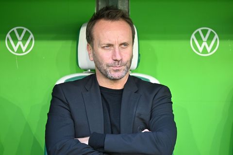 Muss viel nachdenken: VfL Wolfsburgs Sportchef Sebastian Schindzielorz Foto: Swen Pförtner/dpa