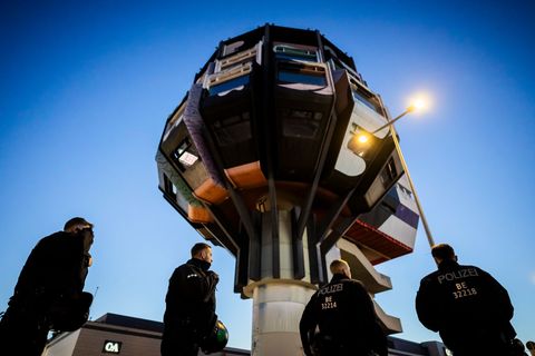 Die Polizei räumte den Berliner "Bierpinsel". Foto: Christoph Soeder/dpa