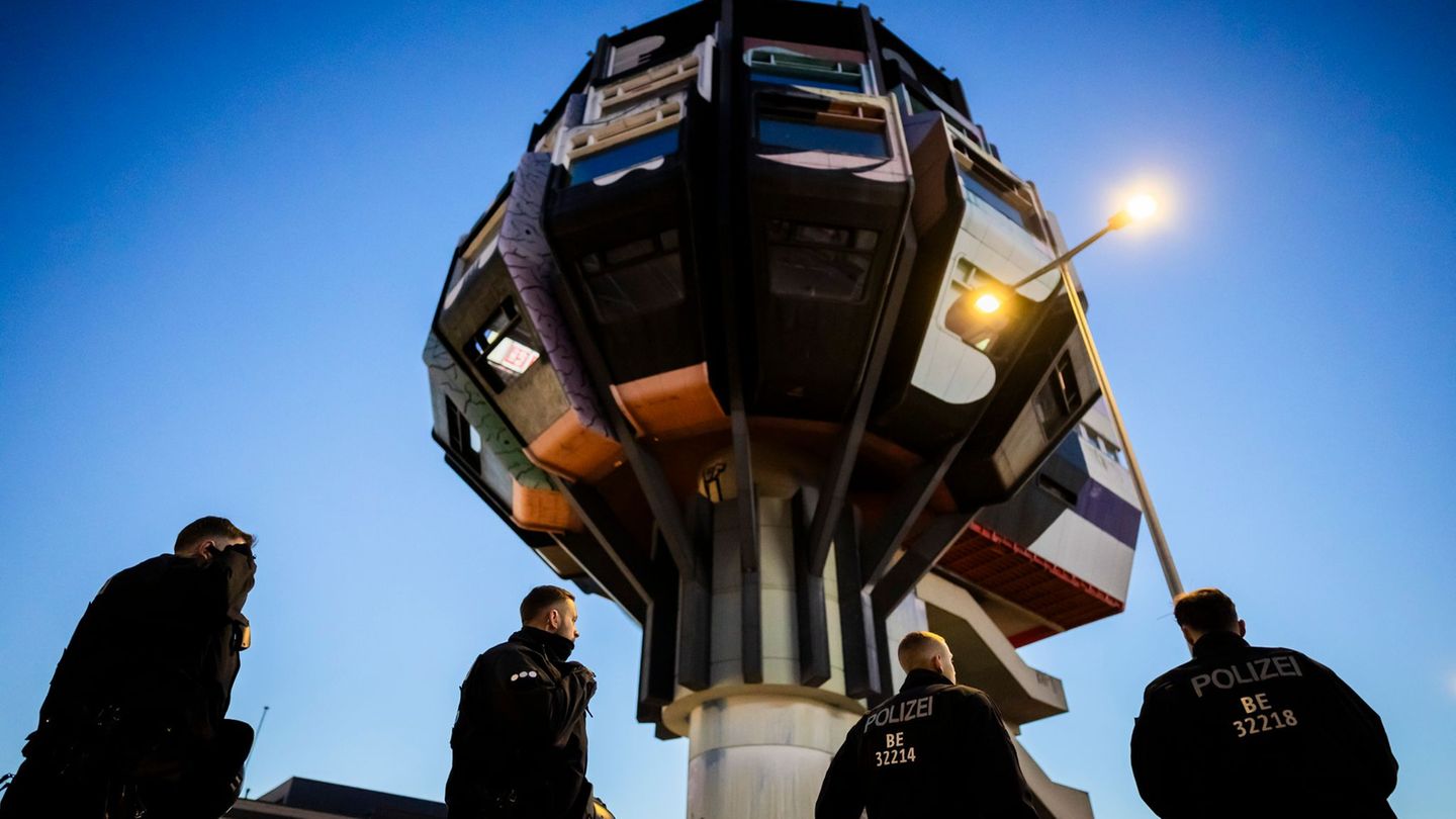 Die Polizei räumte den Berliner "Bierpinsel". Foto: Christoph Soeder/dpa