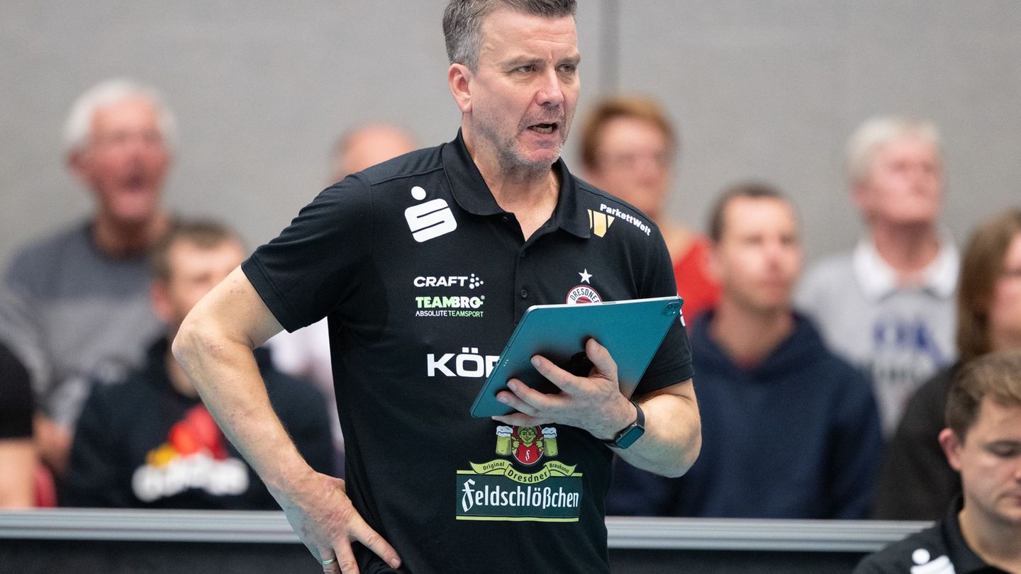 Dresdens Trainer Alexander Waibl erlebte ein Auf und Ab seiner Mannschaft Foto: Sebastian Kahnert/dpa
