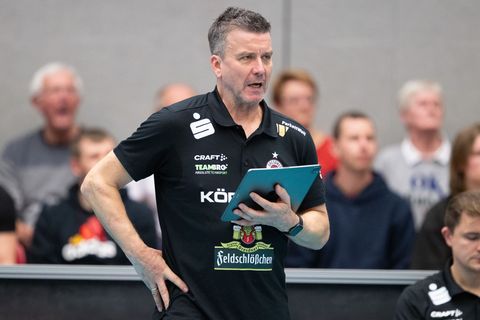 Dresdens Trainer Alexander Waibl erlebte ein Auf und Ab seiner Mannschaft Foto: Sebastian Kahnert/dpa
