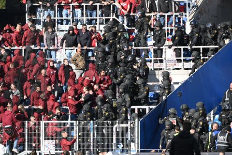 Die Polizei musste die Situation auf den Rängen nach dem Schlusspfiff beruhigen. Foto: Uli Deck/dpa